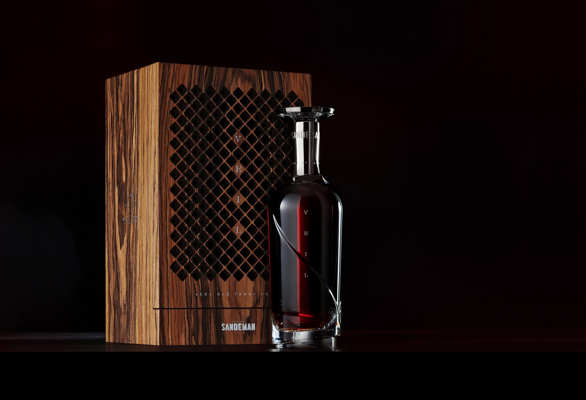 紫檀木水晶瓶的葡萄酒包裝非常奢華(圖1) 紫檀木水晶瓶的葡萄酒包裝非常奢華(圖1)