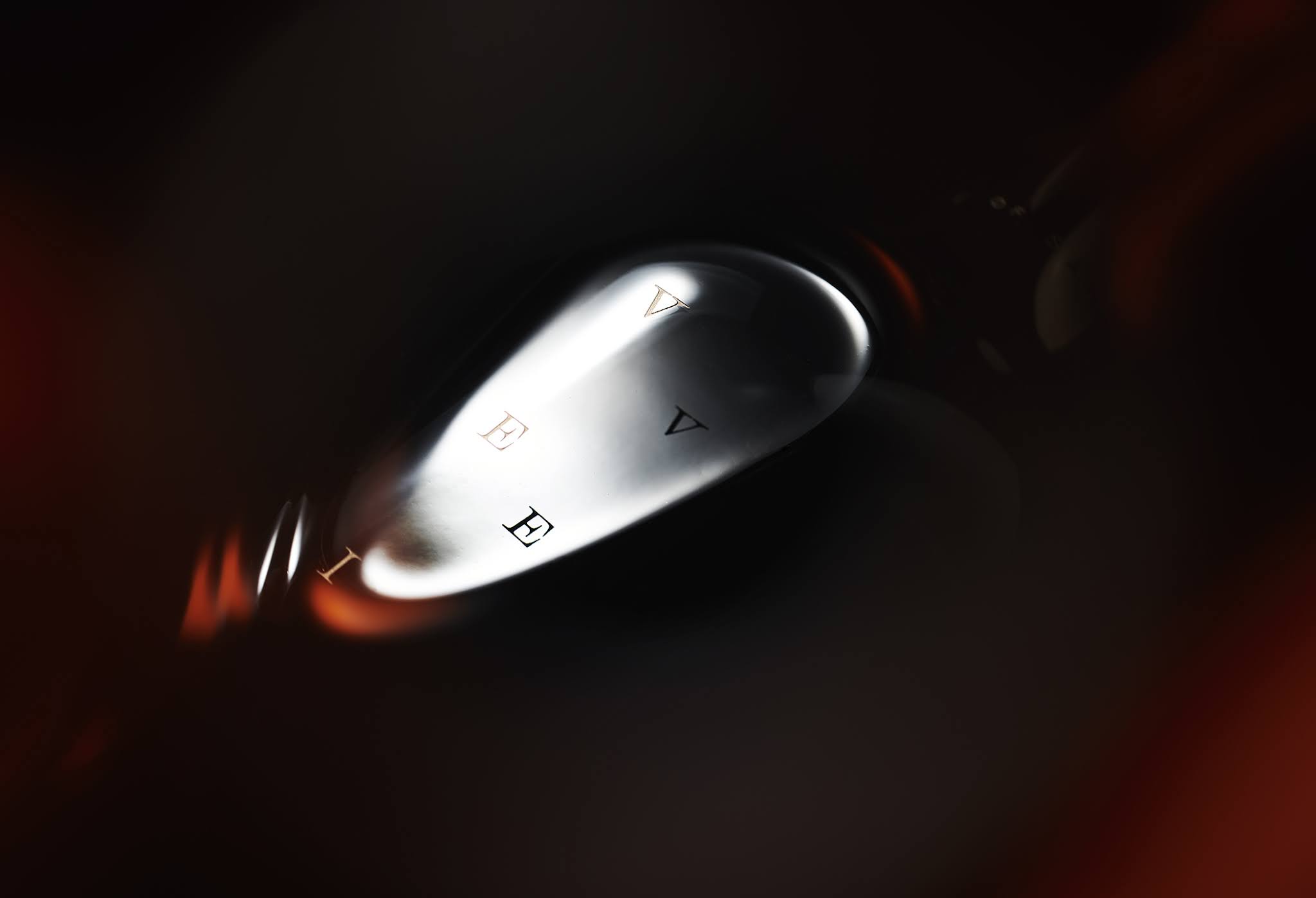 紫檀木水晶瓶的葡萄酒包裝非常奢華(圖12) 紫檀木水晶瓶的葡萄酒包裝非常奢華(圖12)