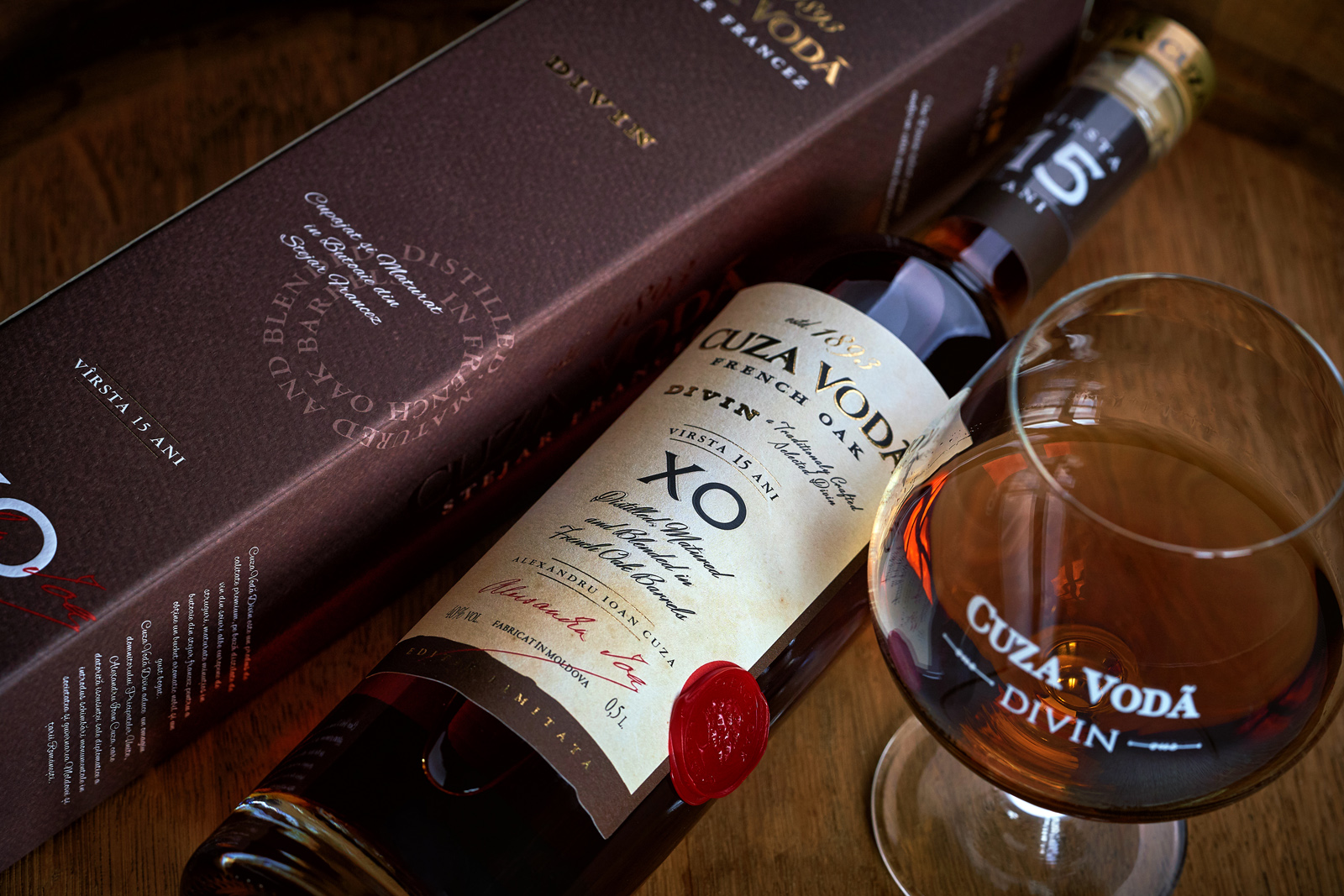 復古風格的白蘭地酒包裝這樣設計(圖1) 復古風格的白蘭地酒包裝這樣設計(圖1)